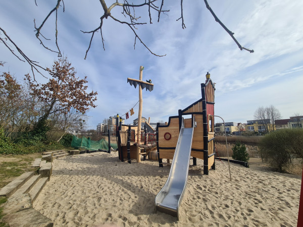 Spielschiff Spielgerate aus Robinienholz Piratenspielplatz mit Rutsche