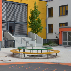 Freiraum Objekte Ney gebogene halbrunde Bank und Tisch freie Form 4979