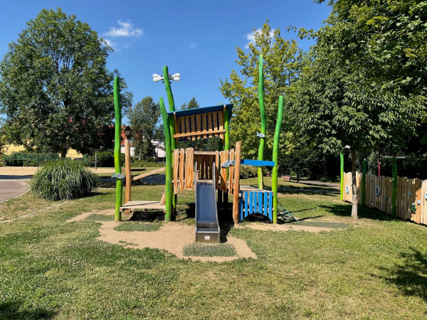 Spielart Spielplatz U3 Kleinkind Rutsche Libellen