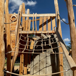 Spielart Spielschiff Robinienholz Kletternetz Naturstein