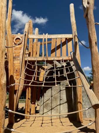 Spielart Spielschiff Robinienholz Kletternetz Naturstein