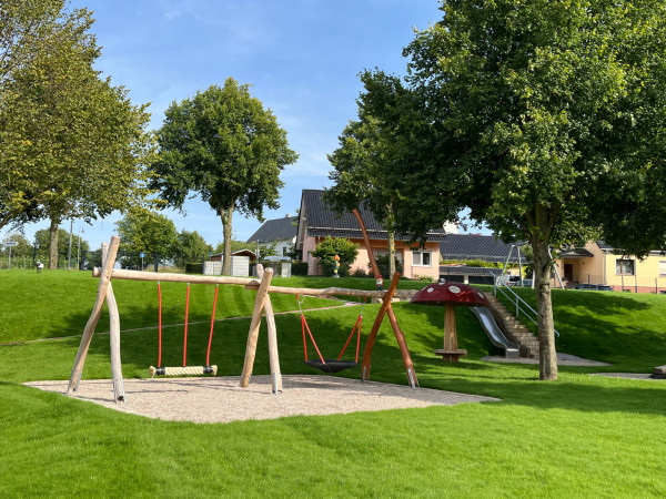 Spielart Spielplatz Themenspielplatz Spielplatzdesign Robinienholz Schaukelkombination Hugel