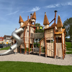 Spielart grosser Spielturm Zwergenstadt Applikationen Themenspielplatz Robinienholz 5001