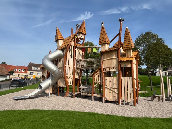 Spielart grosser Spielturm Zwergenstadt Applikationen Themenspielplatz Robinienholz 5001