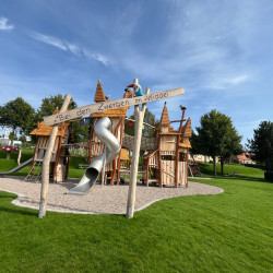 Spielart grosser Spielturm Zwergenstadt Applikationen Themenspielplatz Robinienholz 5002