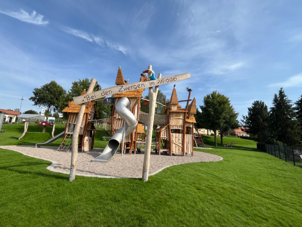 Spielart grosser Spielturm Zwergenstadt Applikationen Themenspielplatz Robinienholz 5002