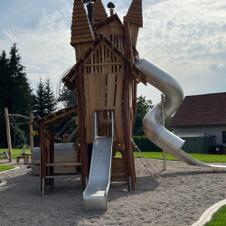 Spielart grosser Spielturm Zwergenstadt Applikationen Themenspielplatz Robinienholz 5003