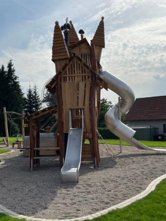 Spielart grosser Spielturm Zwergenstadt Applikationen Themenspielplatz Robinienholz 5003