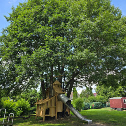 Spielart grosses Baumhaus Rutsche Individuell Spielplatz024