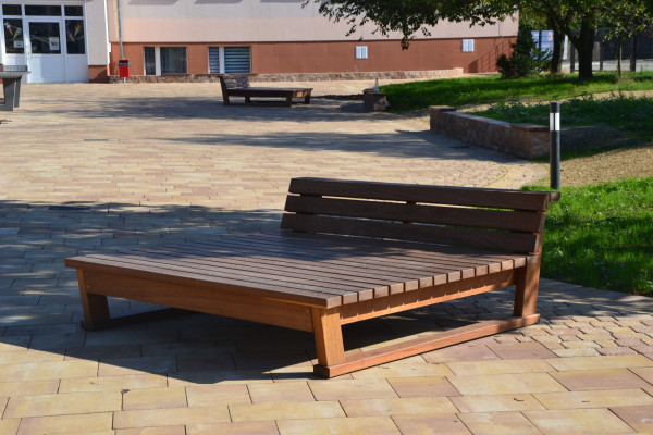 Freiraum Objekte Ney Liegepodest Schulhof 5248