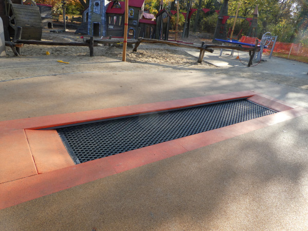 Gorlitz Schutzenweg Stadtpark Inklusionsspielplatz Tri Poli Trampoli Rollstuhlfahrer Trampoli 5273