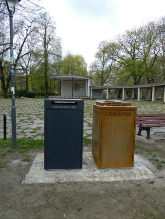 Chemnitz Schlossteichinsel Grillkohlebehalter und Pizza Karton   5359